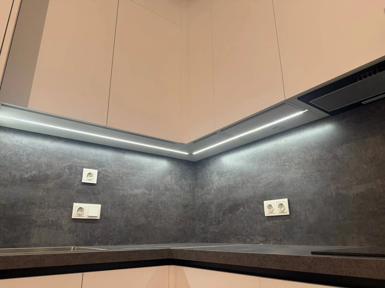 LED-подсветка рабочей зоны на тёмном фартуке